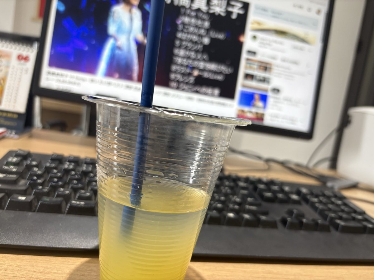 minodasu728's tweet photo. 高橋真梨子さんの歌を聴きながら、サトウキビジュースを飲み仕事をするの巻。 https://t.co/XcEr94q86j