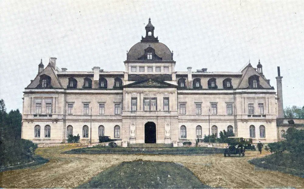 daikannewsJP's tweet photo. 写真の中の建物は、一見するとヨーロッパの宮殿か官庁のように見える。しかしここは、日本が朝鮮の京城（ソウル）、龍山に建築した朝鮮総督官邸である。

1908年、日本軍は日露戦争後に残った軍備余剰金約50万円を投じ、龍山に朝鮮駐箚軍司令官官邸の建設に着手した。設計を担ったのは、当代の日本宮廷建築を主導していた片山東熊であった。彼は当時、赤坂離宮と東京国立博物館表慶館を相次いで完成させ、活動の絶頂期にあった建築家であり、ネオバロック様式の宮殿建築の分野において独歩の地位を占めていた。こうして1909年に竣工したこの建物は、翌年に韓国が日本に併合され統監府が朝鮮総督府へと改編されるにともない、朝鮮総督官邸へとその用途を変えた。

この官邸は、華麗なネオバロック様式を採用した西洋式宮殿の形態をとっていた。2階建ての躯体に高い切妻屋根を架け、ドーマー窓を設け、立面全体をネオバロック様式で装飾したこの構造物は、国家記録院所蔵の図面によれば延床面積約2,000㎡、部屋数だけで30を超える巨大な規模を誇っていた。庭園もまた莫大な費用を投じて美しく整備され、当時の朝鮮民衆のあいだでは、その過剰な豪奢さと壮大さゆえに「龍山の阿房宮」という蔑称で呼ばれた。

この反応は、朝鮮民衆だけのものではなかった。完成した官邸の規模は、政治的序列において上位に立つ伊藤博文初代統監の官邸をも凌駕するものであり、一介の現地駐屯軍司令官が戦後の残余資金を注ぎ込んでかかる超豪華施設を建造したことに対し、当時の日本政界内外からも軍部が度を越えるという批判が上がった。ただしこの批判は、予算の流用そのものが法的手続きを逸脱したことに起因するものではなかった。当時の明治憲法体制のもとで統帥権は天皇の大権事項に属し、内閣や帝国議会の統制から独立していた。これにともない、戦時軍備余剰金の流用は議会の事前承認を要せず、軍令系統の内部で処理しうる構造となっていた。結局この論議は、手続き上の違法の問題というよりも、当時絶大な権力を振るっていた日本軍部の傲慢な予算執行がもたらした結果であった。

しかしこれほど壮大な規模でありながら、実際の総督の居所としてはほとんど活用されることがなかった。当時の行政の中心地であった南山倭城台や景福宮方面からの距離が遠すぎ、通勤と警護に致命的な難点を抱えていたうえ、膨大な電気料金と維持費の負担も障害となっていたためである。歴代の朝鮮総督はこの建物を顧みることなく、南山倭城台の旧統監官邸を主たる居所として使い続けた。1939年、景福宮北側の景武台（現在の青瓦台の敷地）に新官邸が竣工して以降は、そちらへと居所を移した。龍山官邸は、日本統治時期の36年間を通じて、ただの一人の総督も実際に居住することのなかった空間として終わった。かつて龍山官邸への移転計画が検討されたこともあったが、結局実行には移されなかった。結局この巨大な殿舎は、平時には専任の官員によって維持管理されるのみで、大規模な公式宴会を催す折や、皇族および西洋の賓客が朝鮮を訪れた際に逗留する迎賓館としての用途に限って主に使われた。

解放後、米軍が龍山一帯を軍用地として接収したことにともない、官邸の建物もまた在韓米軍の管轄下に入った。当初は米第7師団の尉官級将校宿舎として転用され、1949年の在韓米軍撤収後は米軍事顧問団（KMAG）の将校クラブとして使われた。しかし1950年に勃発した朝鮮戦争の際、激しい爆撃を受けて屋根部が全焼し、建物の相当部分が半壊する致命的な被害を蒙った。その後長期にわたって破壊されたまま放置されていた龍山総督官邸は、1950年代後半の米軍基地内施設整備の過程で最終的に取り壊された。完全に取り壊された官邸の跡地に在韓米軍のための第121病院（現ブライアン・オールグッド陸軍病院）が建てられ、かつて植民地権力の威勢を誇示した華麗な建築物は、跡形もなく歴史の中へと消えた。

それから長い歳月を経て在韓米軍基地の平沢移転事業が推進されるにともない、この跡地に位置していたブライアン・オールグッド陸軍病院もまた平沢キャンプ・ハンフリーズへと全面移転した。明け渡された当該敷地は在韓米軍から韓国政府へ返還され、現在は当初の計画どおり龍山公園の一部として組み込んで生態緑地として復元するか、あるいは国軍ソウル地区病院など新たな軍医療施設の敷地として再活用するかをめぐり、最終的な用途について深く議論が続いている。

(写真説明)
1, 2. 龍山総督官邸の全景
3. 龍山総督官邸の正門。皇室の紋章が刻まれている。
4. 朝鮮戦争中に爆撃を受け、屋根が破壊された龍山総督官邸

(写真出典：ウィキメディア・コモンズ、ソウル記録院)

#韓国 #日本 #米国 #歴史 #植民地