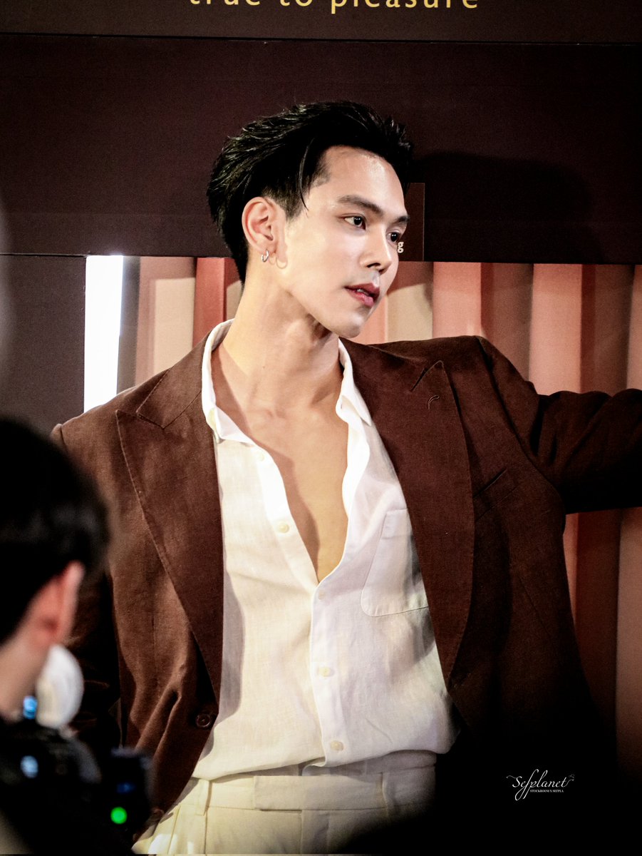 sefplanet15's tweet photo. อื้อหื้ออออ ไทยแท้คมเข้มดาร์กช็อค 🍫

TRE HOUSE OF MAGNUM
#MagnumTHxTRE

#treporapat #ตรีภรภัทร 
ᙏ̤̫ ꒰ #Siphoonpic ꒱ ❤︎ https://t.co/8m9jyKKZxP