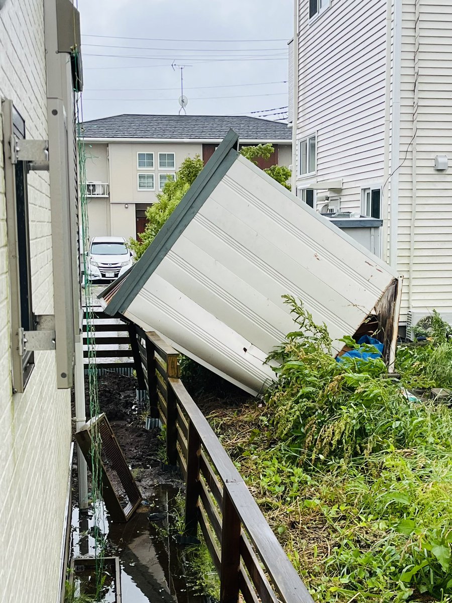 FqwYzy's tweet photo. 隣りの物置が倒れてきた…
今更だけど、台風🌀には気をつけてください。
#ひたちなか市 https://t.co/l2W13YBsrV