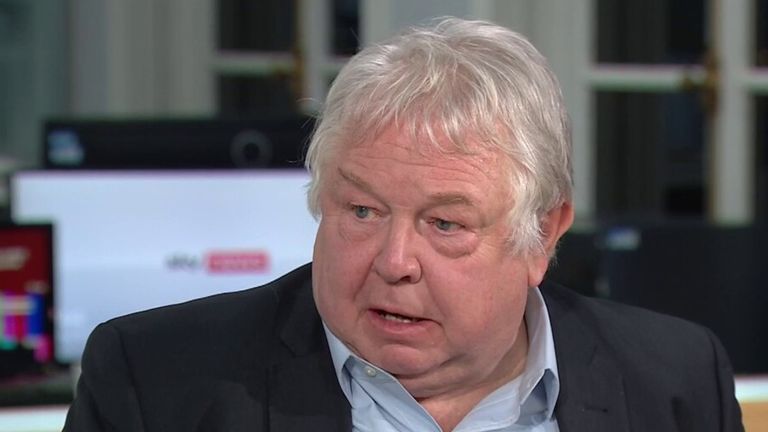 welshroots's tweet photo. So Nick Ferrai #NickFerrariLBC is going to discuss the RIOTS at SOUTHAMPTON  that he almost validated yesterday  by grandstanding Nigel Farage's  WHITE COLD RAGE   especially when Parents of Henry Nowak  specifically asked for their  sons death not to politicised 
SHAME ON FERRAI 
SURPRISED  GBNEWS don't offer him a job