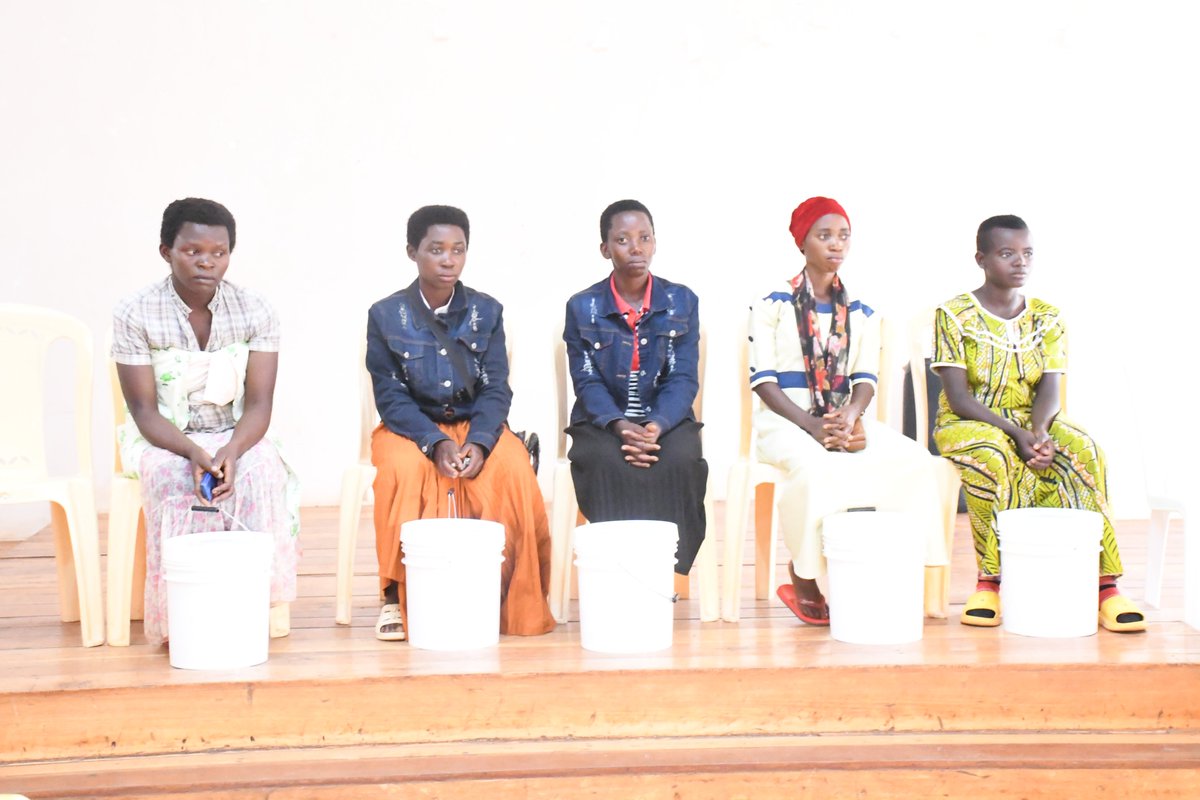 pamchanneltv's tweet photo. #Burundi: 7/7 Comme ce fut le cas à Kayanza, après la présentation des sketchs éducatifs et les jeux de questions réponses sur les menstruations, CARE Burundi a octroyé des prix aux participantes actives. https://t.co/uGt3NH51xb