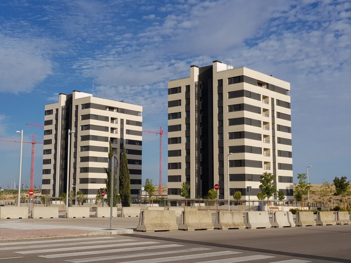 MADRID's tweet photo. 🏗️  Madrid licitará 10 parcelas para la construcción de más de 1.000 viviendas de #AlquilerAsequible con opción a compra

Esta nueva modalidad residencial se activará en los próximos meses en @jmdvicalvaro

👉 https://t.co/hXL2xLsIij https://t.co/kdpCvsvoCU