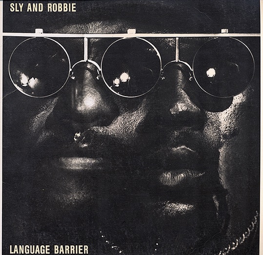 magaimonmon's tweet photo. #ダークネスに映えるバンドジャケ貼ろうぜ
Sly And Robbie – Language Barrier
本日の変化球？　ジャマイカ最強のリズムセクション。フォトショップがない時代にこのジャケット。どうやって作ったんでしょうか。凄いですね。Costume DesignerにIssey Miyakeの名前が。良い時代ですねぇ。音も刺激的。 https://t.co/ctsuYNA0L5
