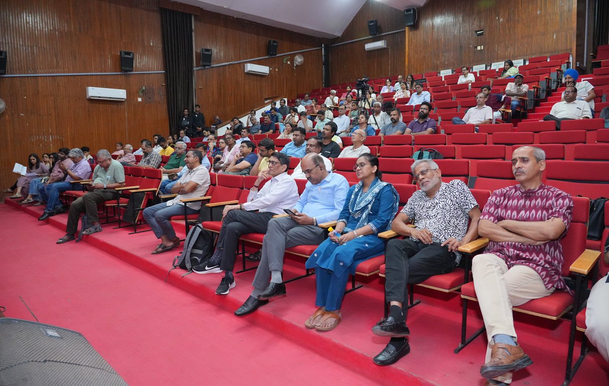BeSTCluster's tweet photo. 🌱Reimagining urban living!

@BeSTCluster &amp; @BAFBLR hosted 'Urban Farming &amp; Greening' at UAS GKVK, #Bengaluru attended by 100+ citizens.

Key Takeaways: grow food in apartments, use green tech &amp; build resilient cities.  

📺 Watch: https://t.co/auwIA7314r

@prinsciadvoff https://t.co/Bklw4JXr9n