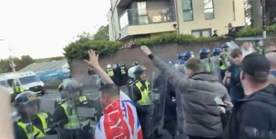 InspM0r0s3's tweet photo. Two groups.

One - patriots, doing something for their country and community …

The other - a bunch of pissed, angry racists, motivated by hate, fear, envy and radicalised by algorithms, the rich and Stella (other lagers are available…) https://t.co/wySR3W7uhV