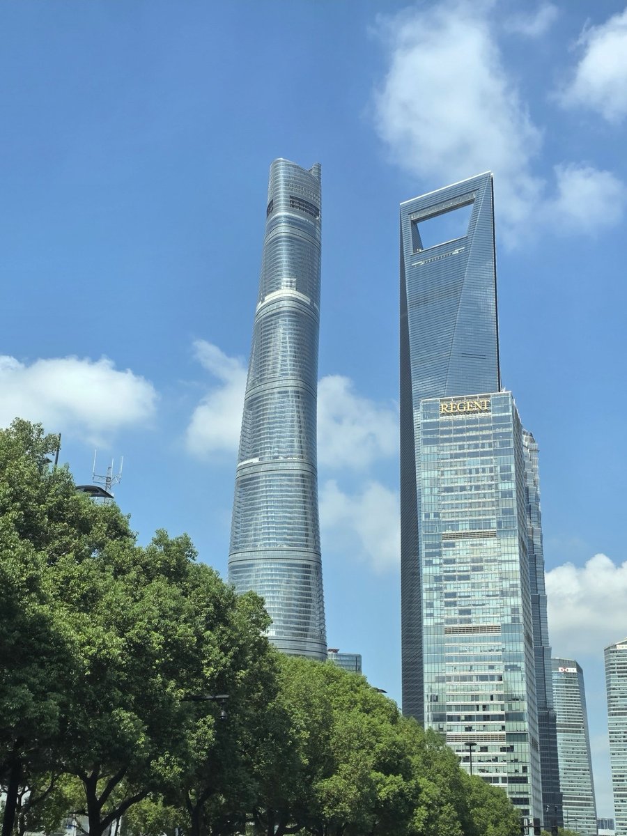 5ozmp's tweet photo. 魔都上海，绝美夜景！黄浦江与陆家嘴的完美交融，美得让人窒息。 https://t.co/r3zg65MFm8