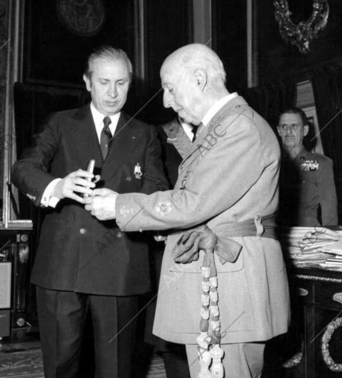 JordiEroles's tweet photo. El “visionario” Samaranch tenia un passat. En aquestes imatges, amb el seu estimat “Paquito” que va nomenar hereu al Borbó pare de l’actual rei (en una de les fotos amb el vestit falangista), i amb el ministre franquista Rodolfo Martín Villa demanant un taxi amb el braç alçat. https://t.co/JDK9DufMXt