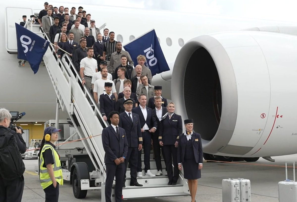 doktordementi's tweet photo. Das DFB-Team bricht zur WM in den USA auf.
Was fällt auf? https://t.co/vG3hCBPeAD