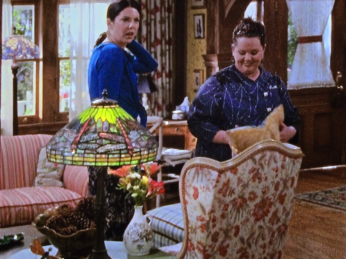 MouseInfo's tweet photo. Does Lorelai have the same lamp as reception at Disney's Gramd Californian? https://t.co/fu3Mp7jF9f