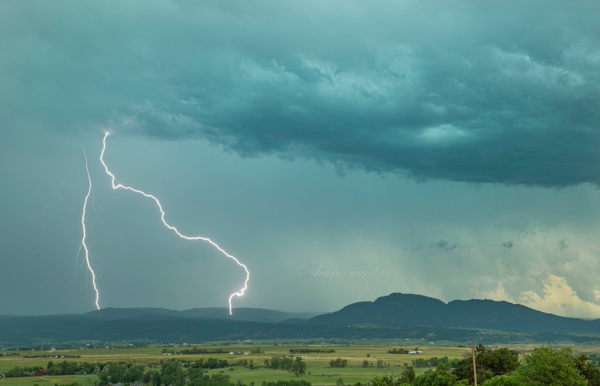 ShaneMuckey's tweet photo. Chased discrete lp supercells all day, ended up in Montana at dark only to have those storms fizzle for sunset. Seen lots of dangly things near montana but no tornado's i think.

Took a 1 hour break to shoot a mountain near Sturgis, got some great shots but wanted one hitting this side of the mountain.

First time ever in South Dakota or Montana, i like it.