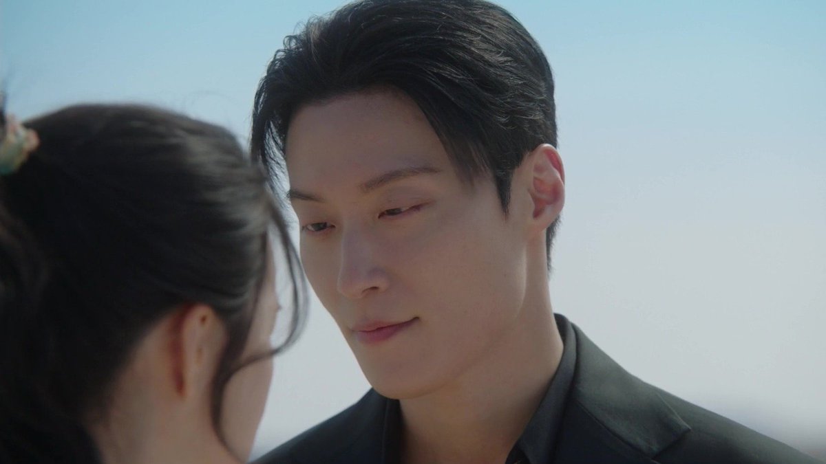 ramblingsofafan's tweet photo. Fan a FLICKER?! What flicker?! This man's gaze has been blazing with scorching heat that's been one fan away from combusting and consuming them both. He doesn't need fanning, but a cold shower, or her in his shower with him for a 'steamy' night.
#MyRoyalNemesis https://t.co/Z1V8tqMu15