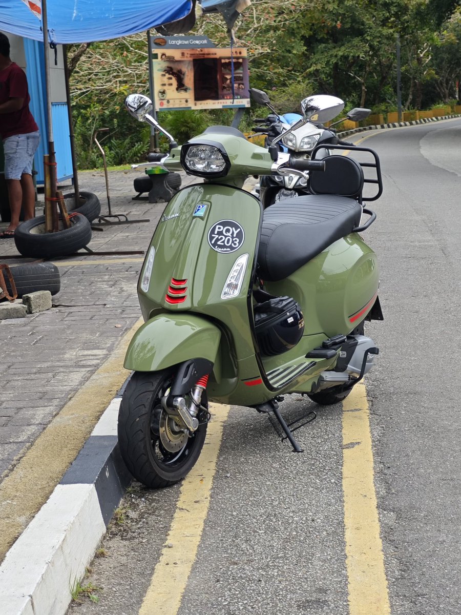 arvind_gr's tweet photo. 💯 This is soooooo true and often the most overlooked aspect of our country. While we roaming as vacation around MY I didn't shower my hair for a week which is impossible in IND dust!
Just see this roadside vehicle how shiny it is https://t.co/BK3diNlysC