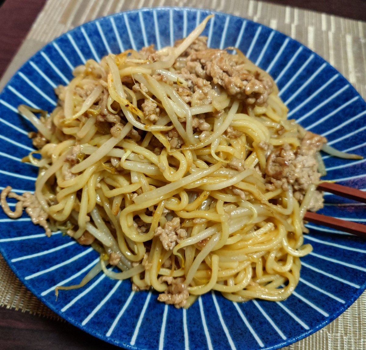 nevernever76's tweet photo. 台風で在宅勤務なので、
冷凍ストックのカラヒグ麺で
もやしとひき肉の焼きそば！😋😋😋 https://t.co/MGsyQDp7XX