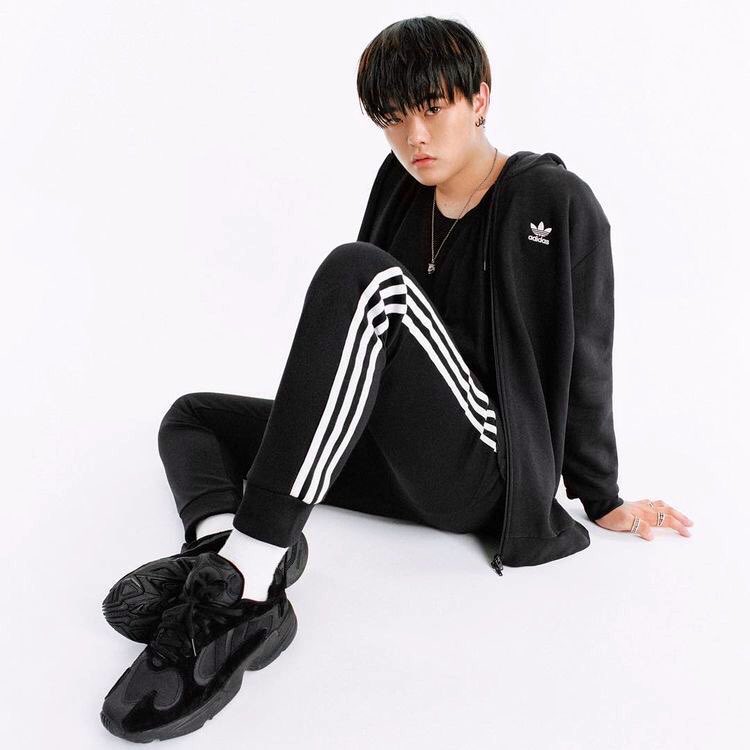 kxenmanta's tweet photo. 아디다스빈첸진짜졸라좋아함걍느낌이좋고요…… 다른 아디다스 사진도 많은데 난 검정 아디다스사진을 제일 좋아함 4짤은 제가진짜로 애정하고 사랑하는 컷임 통넓은 바지랑 발목양말이 좋아~~ 목걸이 잘 보이는 거도 ㅈㅉ좋네에에 https://t.co/JbwFPg5cjk