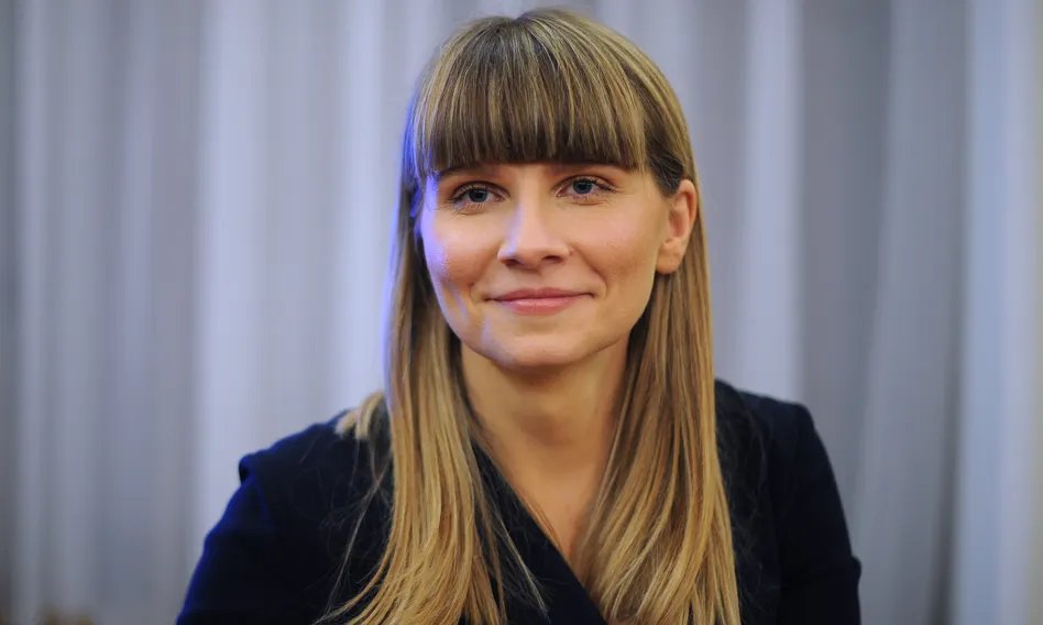 lkwarzecha's tweet photo. Teraz proszę się trzymać, bo to jest tak durne, głupie i wk...jące, że trdno zachować spokój. 
Lodziarnia "Pod Dębem" w Pszczynie od 25 lat miała darmowe lody dla najlepszych uczniów - tych kończących rok szkolny z wyróżnieniem. 
Teraz darmowych lodów nie będzie, bo idiotka, która została rzecznikiem praw dziecka, @MHornaCieslak, wysmażyła pismo, że ten zwyczaj jest "wykluczający" i może "generować nadmierną presję psychiczną, promować niezdrową rywalizację". 
Tak, nazywam panią rzecznik wprost idiotką, bo tutaj nie ma innego określenia. To nie jest określenie obraźliwe, ale opisowe. 
Ale ta jej kretyńska interwencja nie bierze się z niczego. To przejaw woke'istowskiego przekonania, że nie wolno nikomu sprawiać dyskomfortu, a największy dyskomfort sprawia ten, kto lepiej sobie radzi i ma lepsze wyniki. 
https://t.co/0Af2t4MfZh