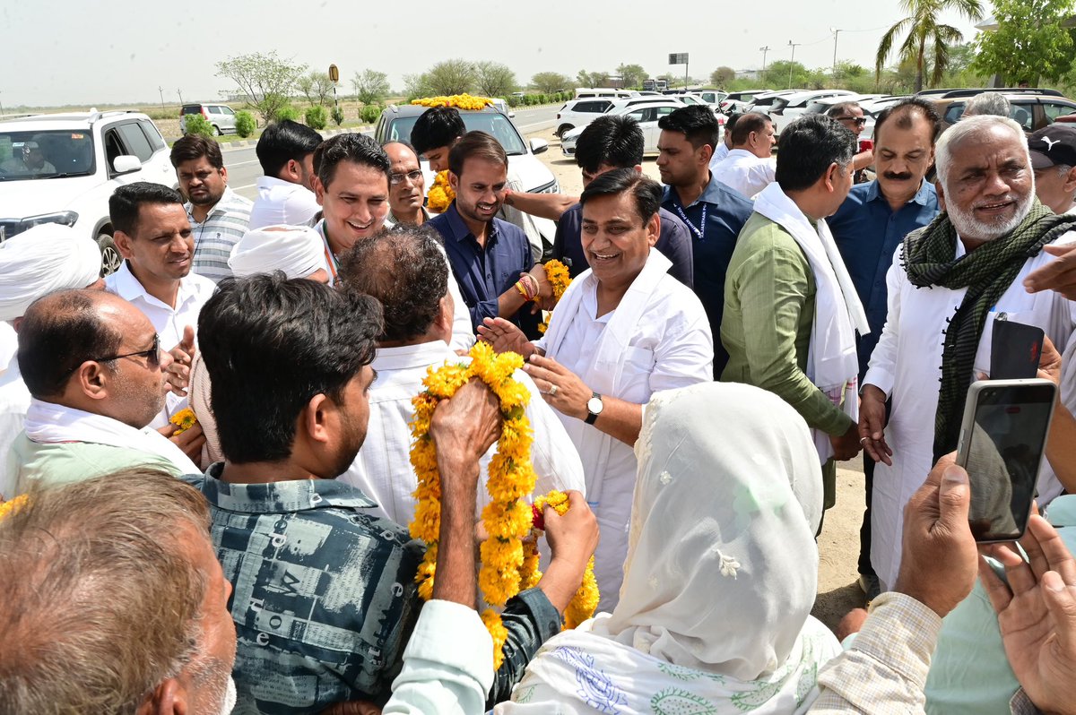 GovindDotasra's tweet photo. कोटा दौरे पर रास्ते में आमजन और कार्यकर्ताओं से आत्मीय मुलाकात। https://t.co/4JB4fbxRnu