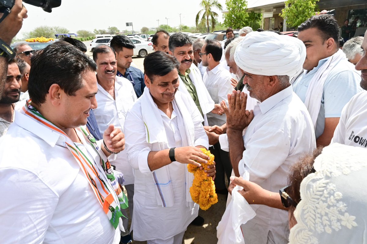 GovindDotasra's tweet photo. कोटा दौरे पर रास्ते में आमजन और कार्यकर्ताओं से आत्मीय मुलाकात। https://t.co/4JB4fbxRnu