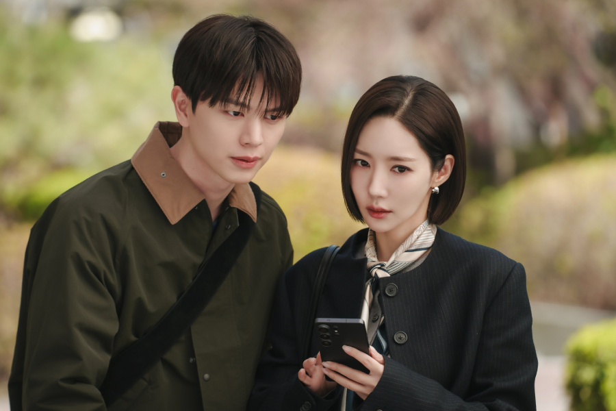 soompi's tweet photo. #ParkMinYoung And #YookSungjae Meet As Deputy Manager And Intern In New Office Romance Drama
https://t.co/EKf9H96ptN https://t.co/VT4JrGm6hH