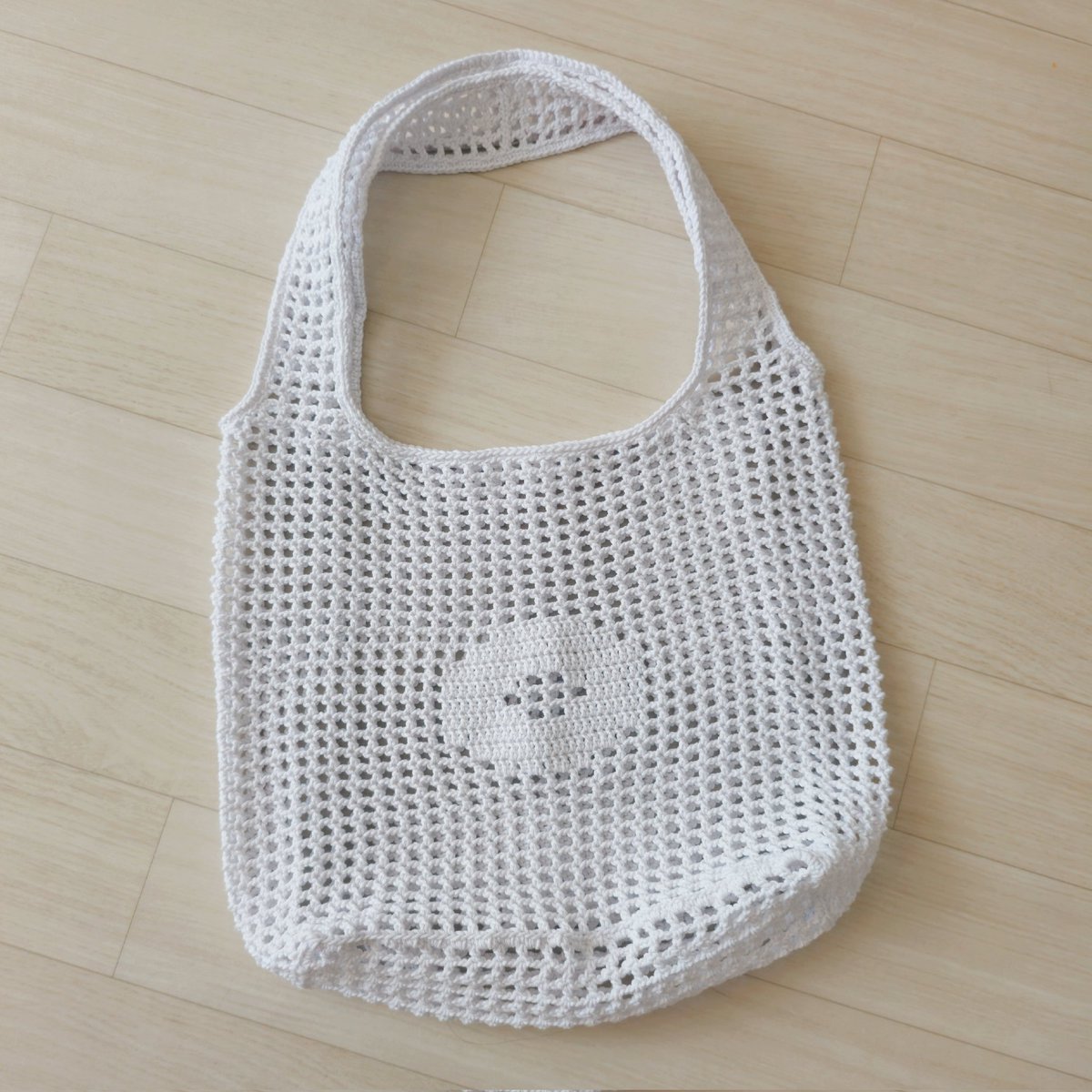 nattknit's tweet photo. 장미없는 로지마켓백,, 완성✨️

내가 들기엔 장미가 좀 부담스러워서 뭘 넣지 고민하다가 하얀 실을 보고 있자니 에에올 생각이 나서 도넛을 형상화.. (?)

굉장히 튼튼하고 손가락이 갈려나가는 실이였다.. 니팅링의 필요성을 느낌. https://t.co/Yh1VVSiyqP