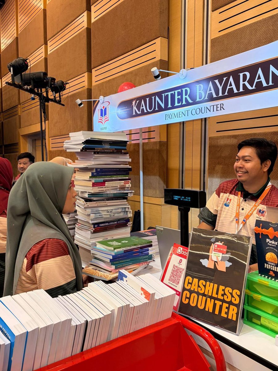 PenerbitUSM's tweet photo. Bertimbun bukan sekadar buku, tetapi kepercayaan terhadap ilmu.

Alhamdulillah, di PBAKL 2026 banyak buku Penerbit USM ditempah secara pukal tanda usaha kecil hari ini mampu memberi manfaat besar kepada ramai. https://t.co/oVjg7aaxeL