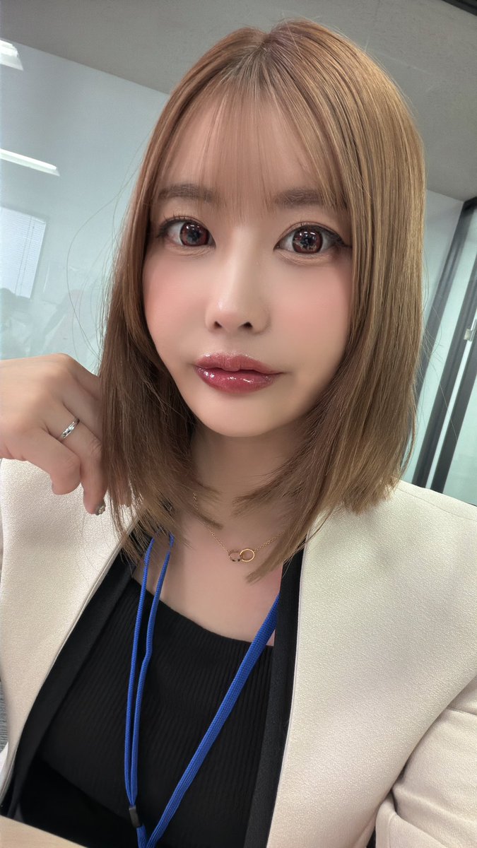 hoshinokanngofu's tweet photo. 既婚者の夏川あゆみ社長が��？

露出が激しいメイド服姿になり…
ハイライトが消えた真っ赤な瞳になり…
全く別人の様に変わり果ててしまった(泣)

彼女の身に何が起きたのか？
彼女を誰が別人の様に変えたのか？ https://t.co/v9wDRQzTOU