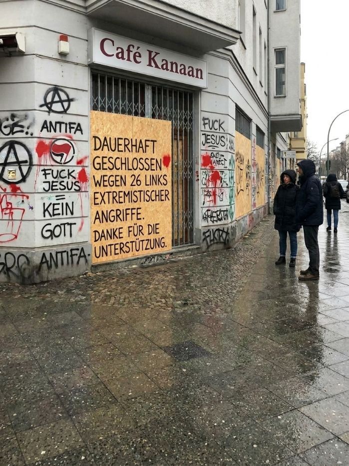 Libertas2906's tweet photo. ## Leipzig, Sommer 2026: Linksextremisten siegen. Der Staat schaut zu. Die Medien schweigen. ##

Das Café „Stay" der Zeal Church in Leipzig schließt. Dauerhaft. Nach 26 Anschlägen in knapp drei Jahren gibt es kein Zurück mehr. Die Täter, die offen auf der linksradikalen Plattform Indymedia bekannt haben, das Café „in den Ruin" treiben zu wollen, haben ihr Ziel erreicht – zumindest wirtschaftlich. Was sich in Leipzig über Monate und Jahre abgespielt hat, ist kein kleinkriminelles Randproblem, kein bedauerlicher Einzelfall und keine Petitesse für die Lokalredaktion. Es ist ein Lehrstück über den Zustand dieses Landes: über institutionelles Versagen, politischen Unwillen, ideologische Verblendung und die unverhohlene Feindschaft eines Teils dieser Gesellschaft gegenüber christlichem Leben, das sich weigert, den Zeitgeist zu applaudieren.

## Die Chronologie des Terrors

Die freikirchliche Gemeinde Zeal Church, 2014 gegründet und Teil des Bundes Freikirchlicher Pfingstgemeinden, eröffnete ihr Café „Stay" im Stadtteil Reudnitz am 24. September 2023. Ein Begegnungszentrum, finanziert durch Spenden, betrieben mit Herzblut, getragen von Menschen, die glauben. Noch im Oktober desselben Jahres – das Café war gerade einen Monat alt – schlug die linksextreme Szene das erste Mal zu. Fenster wurden eingeschlagen, die Fassade mit „Don't stay, be gay" und „Keine Kohle für Fundis" verunstaltet. Auf Indymedia folgte ein Bekennerschreiben, in dem die Täter ihren Hass auf „Fundis und Queerfeindlichkeit" artikulierten – und sich brüsteten, die Scheiben „voller Hass und Genugtuung" eingeschlagen zu haben.

Das war der Anfang. Es folgten Angriff nach Angriff, Woche für Woche, Monat für Monat. Im August 2024 protokollierte Radio Leipzig 82 Hammerschläge, die die Fensterscheiben zertrümmerten – 82. Das ist kein spontaner Vandalismus. Das ist methodische Zerstörungswut. In der Nacht von Heiligabend auf den ersten Weihnachtsfeiertag bohrten Unbekannte ein Loch in die Fensterscheibe und verschütteten einen halben Liter Buttersäure im Innenraum. Der Geruch ist nicht entfernbar. Der gesamte Fußboden musste herausgerissen und ersetzt werden – allein dieser Anschlag verursachte einen Sachschaden von rund 20.000 Euro. Allein im Dezember 2025 gab es drei Angriffe. Insgesamt 26 Attacken bis zur endgültigen Schließung.

Jede Woche, in der das Café geschlossen blieb, bedeutete wirtschaftlichen Schaden zwischen 3.500 und 4.500 Euro. Arbeitsplätze hingen daran. Menschen hatten ihre Ersparnisse investiert. Hinter jeder Zahl stehen Menschen.

## Die Täter: offen, ungestraft, unbehelligt

Man muss das noch einmal klar aussprechen: Die mutmaßlichen Täter haben sich auf einer öffentlich zugänglichen Plattform zu diesen Anschlägen bekannt. Sie haben ihr Motiv erklärt. Sie haben ihr Ziel – die wirtschaftliche Vernichtung eines christlichen Geschäftsbetriebs – explizit formuliert. Und? Nichts. Keine Verhaftungen. Keine Anklagen. Kein Aufschrei. Die Strafverfolgung läuft offenbar ins Leere, die politische Klasse der Stadt schaut weg, und die überregionalen Medien schweigen weitgehend.

Man frage sich einmal ernsthaft: Was wäre passiert, wenn eine Moschee, ein jüdisches Kulturzentrum oder ein LGBTQ-Treffpunkt 26 Mal angegriffen worden wäre? Die Sondersendungen liefen rund um die Uhr. Bundesminister hielten Pressekonferenzen ab. Der Innenminister bestellte die Verfassungsschutzbehörden ein. Es hätte Solidaritätsdemonstrationen gegeben, Kerzenmeere, Betroffenheitsrunden im öffentlich-rechtlichen Fernsehen. Für eine christliche Freikirche mit konservativen Überzeugungen? Schweigen.

Das ist keine Paranoia. Das ist eine dokumentierte, belegbare Asymmetrie im politischen und medialen Umgang mit Gewalt – je nachdem, wer die Opfer sind.

## Die Stadt: Wegschauen als Programm

Was der Leipziger Stadtrat auf eine Anfrage der BSW-Fraktion geantwortet hat, ist in seiner Dreistigkeit kaum zu überbieten. Das Ordnungsdezernat – geführt von der Linkspartei – erklärte, die Angriffe richteten sich „zumindest dem Bekennerschreiben gemäß" nicht gegen die Religionsfreiheit. Das Café sei lediglich „ein kommerziell betriebenes Café, das der Finanzierung einer Religionsgemeinschaft dient". Daher sei auch „die grundsätzliche Ausübung der Religionsfreiheit in Leipzig" durch diese Anschläge nicht gefährdet.

Man lese das zweimal. Die Stadt Leipzig sagt: Wenn man das Café einer Gemeinde in Schutt und Asche legt, ist das kein Angriff auf die Religionsfreiheit, weil der Gottesdienst ja woanders stattfindet. Nach dieser Logik wäre auch das Niederbrennen eines jüdischen Gemeinde-Restaurants kein antisemitischer Angriff – solange die Synagoge noch steht. Es ist ein intellektuell unehrlicher, politisch motivierter Taschenspielertrick. Und niemand aus dem Stadtrat, der auf diese Antwort Einfluss hatte, sollte so tun, als hätte er das nicht gewusst.

Die Linkspartei, die den zuständigen Ordnungsbürgermeister stellt, hat jedes Gesprächsangebot der Gemeinde abgelehnt. Wozu auch reden? Die Opfer sind konservative Christen. Die passen nicht ins Deutungsmuster.

## Pastor Wagner und die Würde der Unterlegenen

Leitender Pastor René Wagner hat am Sonntag im Gottesdienst mit einer Haltung gesprochen, die man nur respektieren kann. Er weiß, was die Schließung des Cafés bedeutet. Er kennt die Gesichter dahinter – die Menschen, die geschlafen haben auf dieses Café, die Gebete, das Geld, die Hoffnung. Und er sagt trotzdem: „Die Linksextremen in Leipzig haben nicht gewonnen. Sie haben keine Kirche geschlossen. Sie haben keine Gemeinde gestoppt. Sie haben keine Erweckung verhindert."

Das mag fromm klingen. Aber es ist auch politisch richtig – und couragiert. Denn die Gemeinde hätte auch einknicken können. Hätte ihre Überzeugungen zur Ehe, zur Familie, zum Lebensschutz öffentlich relativieren können, um den Angriffen zu entgehen. Hat sie nicht. Sie hält an ihrer Theologie fest, auch wenn der Mob Scheiben einwirft und Buttersäure versprüht. Das verdient mehr als eine Randnotiz.

Gleichzeitig aber ist Wagners Aussage, man müsse auf seine Rechte pochen, „ohne zurückzuschlagen", auch eine indirekte Anklage. Denn es ist Aufgabe des Staates, zu schützen. Wenn ein Bürger betont, er werde nicht zurückschlagen – dann ist das die stille Verzweiflung über einen Staat, der seiner Schutzpflicht nicht nachkommt.

## Das Muster: Linksextremismus als blinder Fleck

Linksextreme Straftaten sind 2024 um 37,9 Prozent gestiegen. Diese Zahl steht in keiner Tagesschau-Zusammenfassung, wird in keiner Talkshow zur Primetime diskutiert. Das politisch-mediale Establishment hat sich auf die Lesart verständigt, dass Gefahr von rechts kommt – und alles, was in dieses Bild nicht passt, wird kleingeredet, wegdefiniert oder schlicht ignoriert.

Leipzig-Connewitz ist seit Jahren bekannt als Rückzugsgebiet einer militanten linksextremen Szene. Der Verfassungsschutz warnte seit Jahren vor der wachsenden Attraktivität dieser Strukturen. Lokale Politiker schirmten das Milieu, relativierten die Gewalt, finanzierten soziokulturelle Zentren, die als Sammelbecken funktionierten. Das ist kein Vorwurf aus der Luft gegriffen – es ist dokumentiert.

Und in diesem Umfeld darf eine christliche Gemeinde, die das Falsche glaubt und die falschen Ansichten zur Ehe hat, über Jahre hinweg angegriffen werden – während die Politik die Täter faktisch durch Untätigkeit schützt.

## Was das bedeutet

Wer konservativ-religiös lebt in diesem Land, wer die klassische Familie verteidigt, wer Kinder nicht in eine bestimmte Ideologie taucht und wer sich weigert, jeden gesellschaftlichen Wandel mit Begeisterung zu begrüßen – der ist kein geschütztes Wesen. Der ist Freiwild.

Das Café „Stay" wollte bleiben. Es wurde vertrieben. Nicht von der Mehrheitsgesellschaft, nicht vom Markt, nicht von schlechtem Kaffee. Sondern von einer gewaltbereiten Minderheit, die von der politischen Klasse einer deutschen Großstadt gedeckt, geduldet und durch Schweigen belohnt wurde.

Das ist der Befund. Wer das wegdiskutieren will, soll es versuchen.

https://t.co/dF3qs8Stu5
