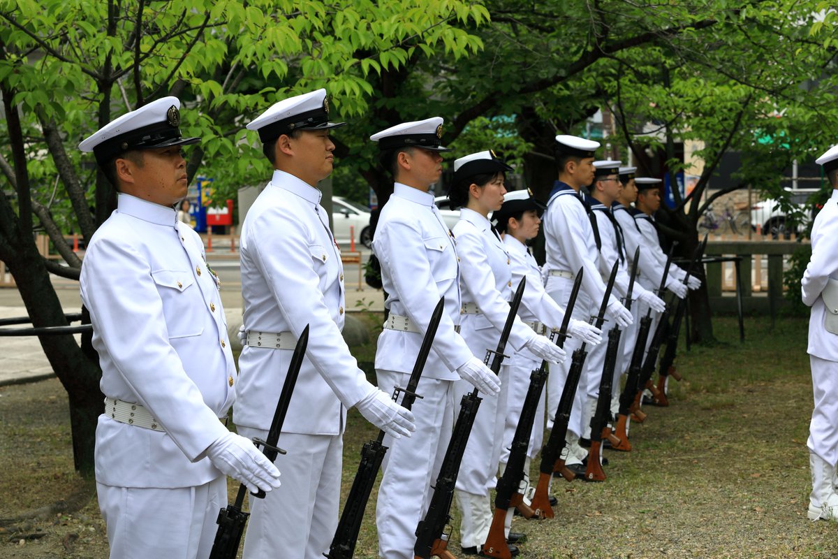 suikoukai_sns's tweet photo. 【関西地区 海軍関係 #戦没者追悼式 】 #関西水交会
5月31日 #大阪護国神社 で挙行しました。松本呉地方総監、平井阪神基地隊司令をはじめ各関係者や一般参列者が献花し、#阪神基地隊 の支援による儀仗・弔銃、住吉吹奏楽団の追悼演奏により厳粛で立派な式典となりました。
#海上自衛隊 #戦没者慰霊 https://t.co/Jl0nMU7DSM