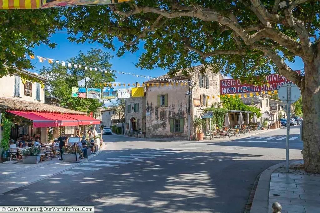 OurWorldforYou's tweet photo. We love visiting France &amp; exploring its beautiful towns &amp; villages, especially in Provence. Take a peek at the seven stunning locations we explored during our enchanting French adventure @ExploreFranceEN @lifefrance
https://t.co/IvH8DOjReg https://t.co/2xJMQYGUAD