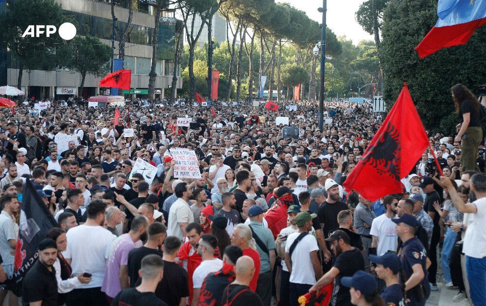AnnaDeMilanese's tweet photo. „Albanien steht nicht zum Verkauf." 
Schilder: „Ivanka – geh nach Hause." 

Tausende Albaner marschieren gestern in Tirana vom Skanderbeg-Platz zum Premierministeramt. 

Die albanische Antikorruptionsbehörde SPAK hat Vermögenswerte des Projekts eingefroren und eine Ermittlung wegen Grundstücksbetrugs eröffnet. 
Private Sicherheitskräfte schlugen Demonstranten in Zvernec nieder – 
Polizisten wurden daraufhin suspendiert – ein Sicherheitsmann verhaftet.

Das 1,4 Milliarden Euro Projekt liegt in einem geschützten Küstennationalpark.

Albanien will EU-Mitglied werden. Die EU warnt. SPAK ermittelt. 
Das Volk protestiert. 
🇦🇱🇪🇺🇺🇸