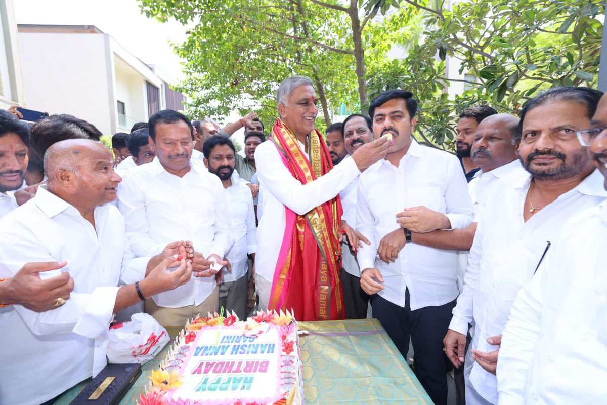 BRSAbhilash's tweet photo. మాజీ మంత్రివర్యులు శ్రీ @BRSHarish గారి జన్మదిన వేడుకల్లో పాల్గొన్న బీఆర్ఎస్ రాష్ట్ర నాయకులు శ్రీ అభిలాష్ రంగినేని గారు.

#HappyBirthdayHarishAnna
#Harishanna #birthdaycelebrations #BRSParty #PeopleLeader #DynamicLeader #HeartfeltWishes
#Telangana #InspiringLeader https://t.co/OTUeD6yd3k
