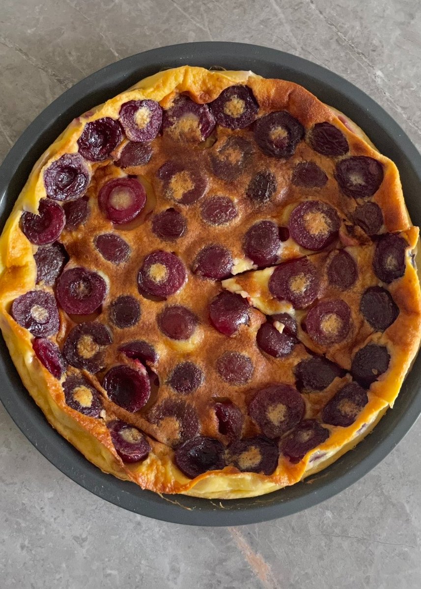 janjenjaen's tweet photo. 프랑스 친구가 추천해준 여름 디저트 클라푸티 Clafoutis 를 만들어봤어요 https://t.co/L44tyfPo1a