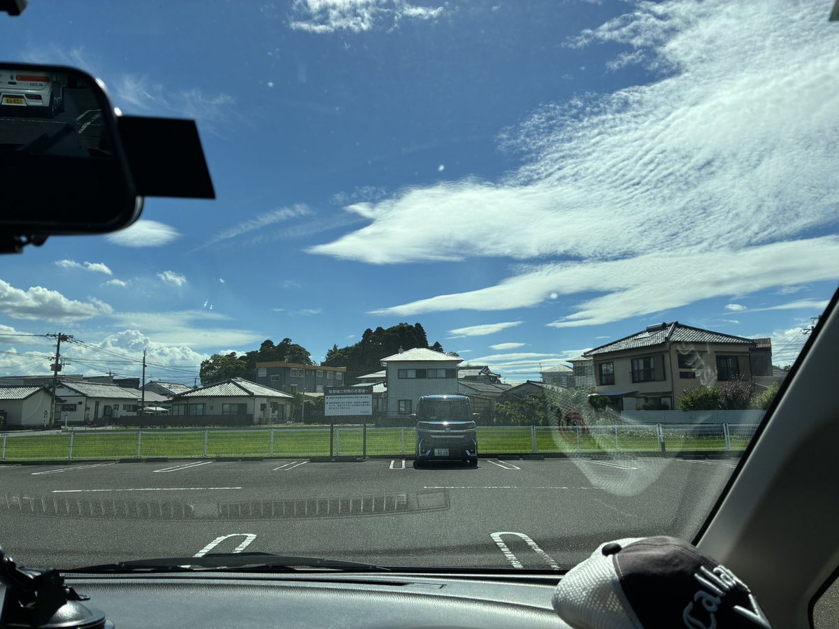 Halunami13's tweet photo. 昨日の大荒れ天気が嘘のように晴れ渡ってる…

台風過ぎた後の晴れはクソ暑い☀️ https://t.co/EeYSfo4eHI