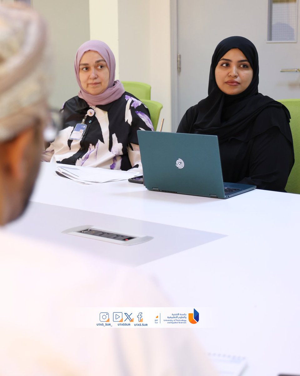 UtasSur's tweet photo. #يوتاس_صور |

عقدت لجنة إدارة المخاطر بفرع الجامعة بصور اجتماعًا برئاسة الدكتور راشد بن ناصر المطاعني، مساعد الرئيس، وبحضور أعضاء اللجنة، لمناقشة مستجدات إدارة المخاطر وخطط التعامل معها بالفرع. وتناول الاجتماع عددًا من المحاور المهمة، أبرزها خطة الاستجابة للأنواء المناخية والحالات الطارئة، والإجراءات الوقائية المتبعة لضمان سلامة منتسبي الجامعة واستمرارية العملية التعليمية. كما استعرضت اللجنة أبرز إنجازاتها وحصاد أعمالها خلال العام الأكاديمي 2025–2026م، والجهود المبذولة لتعزيز جاهزية الفرع لمواجهة مختلف المخاطر والتحديات المحتملة. وأكدت اللجنة أهمية تطوير خطط الطوارئ والاستجابة بشكل مستمر، وتعزيز التنسيق المسبق والتكامل بين الجهات ذات العلاقة، بما يسهم في رفع مستوى الجاهزية وتحقيق بيئة تعليمية آمنة ومستدامة.