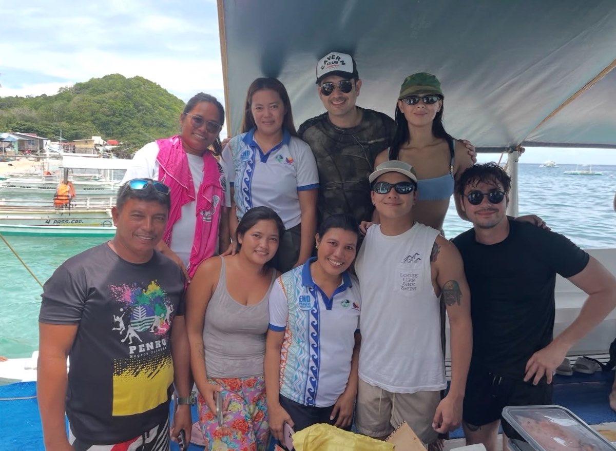 blairwaldorfs_'s tweet photo. dj, kaila, ian, and jennings at apo island 🏝️

take two, malinaw version 🥰 https://t.co/JMKUzX8e41