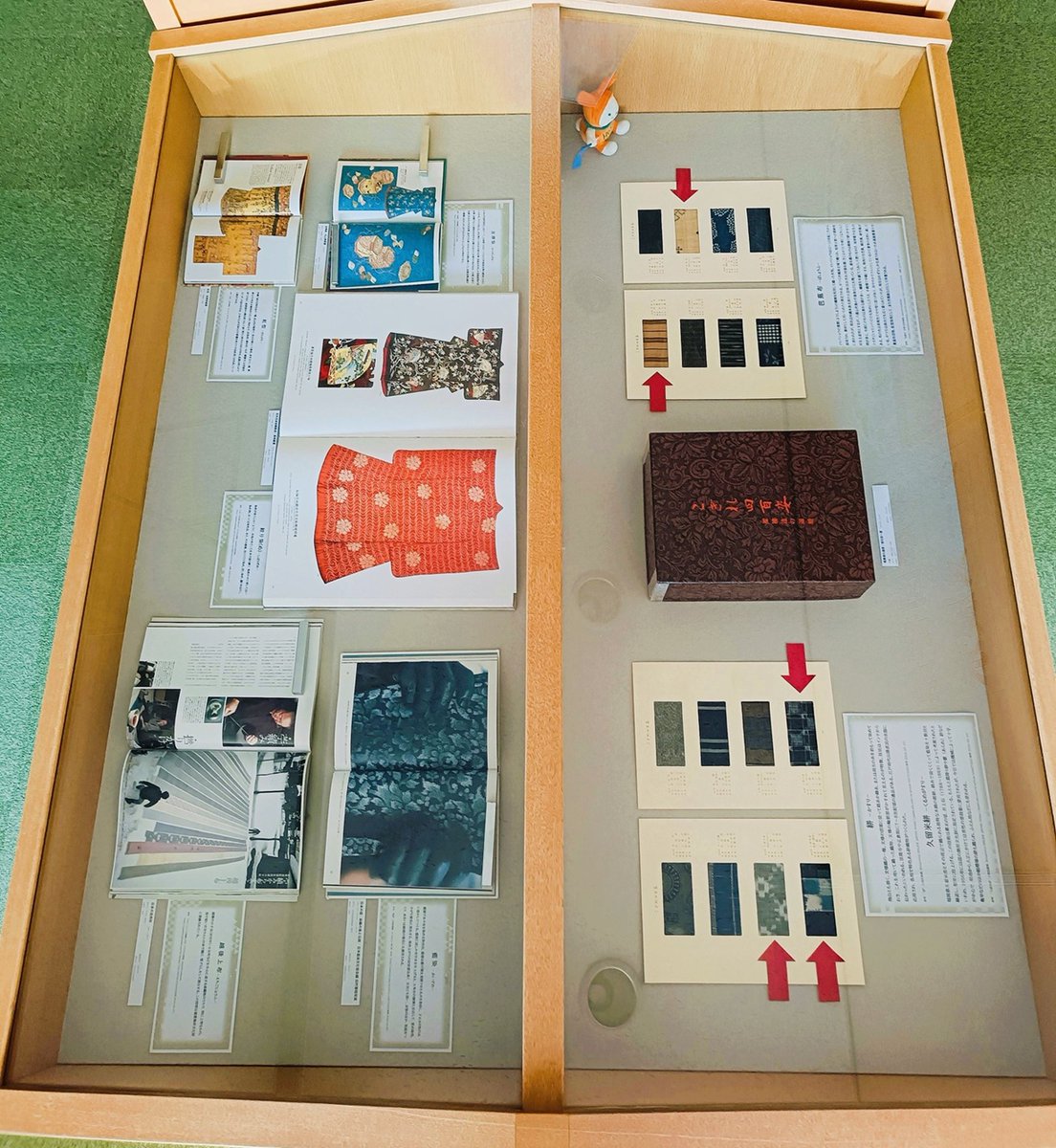 hosei_tLib's tweet photo. 【春学期ケース展示】6・7月のテーマは『和の彩り「和の染織物」』です。
四季の彩りや職人の手仕事が美しい、伝統ある日本の染織物。今回の展示では、染色技法や古布見本と共に、今に受け継がれるその世界を図書館資料で紹介します。https://t.co/LLHEH2aIcS https://t.co/LXsR9NwEpY