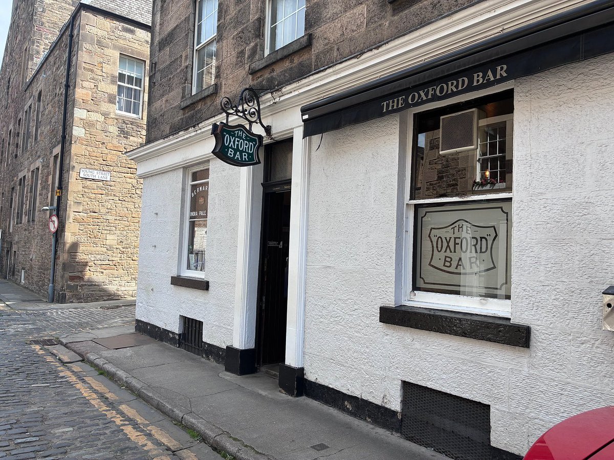 GBbooze's tweet photo. The Oxford Bar, #Edinburgh 🍻🏴󠁧󠁢󠁳󠁣󠁴󠁿
Vibrant drinking bar that is little changed since the late 19th century. Renowned as a favourite of Rebus and his creator Ian Rankin, and a haunt of many other famous and infamous characters over the years. https://t.co/FlBxwyigE7