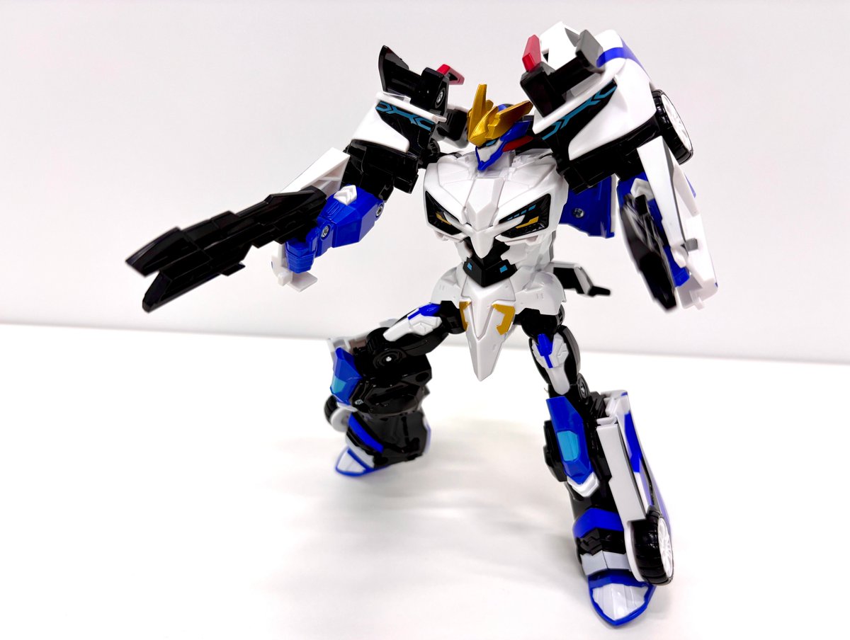 Channel_CUBE's tweet photo. 500以上も反応があったので、他のやつの写真も参考までに…！　パトカー型の「ディバインウィンド」。多分IP的にはコレが主役なのかな…？ コレも良く出来てますが、残念ながら手足とも縦ロールは無し。武器もビークルでは付けられません。でも両立を放棄してる分サイズが大振りで、そこはアリ！ https://t.co/1p9lPLdIlA