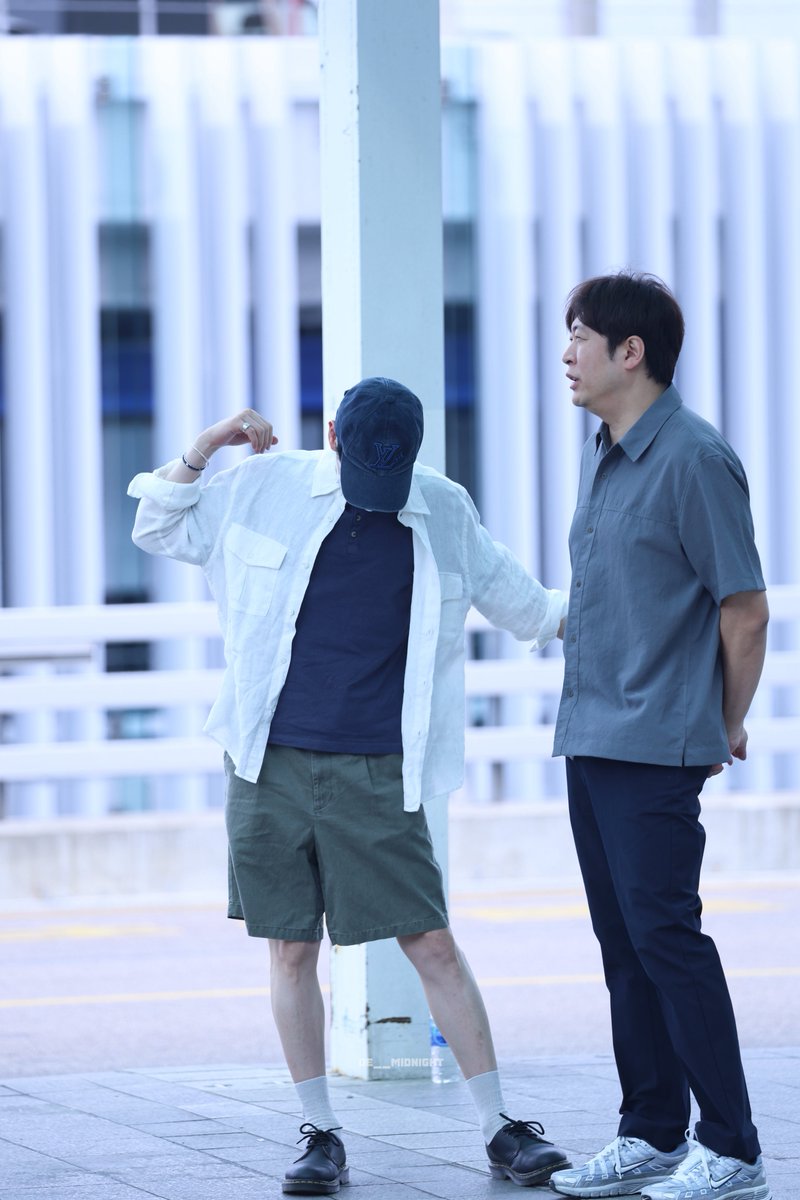 de__midnight's tweet photo. 260603 은혁 ICN 출국

횩꾸                      원통선
스트레칭              코치
@AllRiseSilver 

#EUNHYUK #은혁 #혁재
#SUPERJUNIOR #슈주 #슈퍼주니어 https://t.co/0VC3Cu7YjJ
