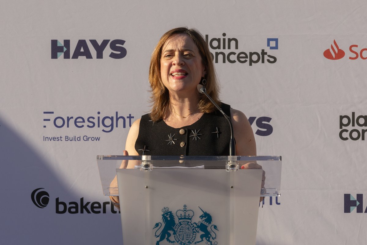 britchamberESP's tweet photo. 🪷Nuestro #SpringCocktail volvió a celebrarse en la residencia de @AlexWEllis, embajador @ukinspain, y contó con la participación de @ls_amparo de @SE_Comercio. Una muestra de la fortaleza empresarial y comercial de las relaciones entre los dos países. https://t.co/yyoMxE7GGC