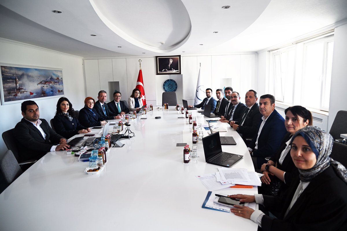 abbilgiislem's tweet photo. Genel Müdürlüğümüz ile Türkiye Adalet Akademisi arasında istişare toplantısı gerçekleştirildi.

Türkiye Adalet Akademisinde gerçekleşen toplantıya Adalet Bakanlığı Bilgi İşlem Genel Müdürlüğü Daire Başkanları Yasin Küçükkılıç ve Ahmet Tangör ile  Türkiye Adalet Akademisi Daire Başkanı Asiye Poyraz, ilgili Hakimler ,  Şube Müdürleri ve Alan Uzmanları katıldı.

Toplantıda iki kurum arasında gerçekleştirilebilecek işbirliği konuları masaya yatırıldı, UYAP’ın hakim ve savcı adaylarının eğitiminde daha verimli ve etkin kullanılabilmesi hususunda görüş alışverişinde bulunuldu.

Türkiye Adalet Akademisi’nde düzenlenen eğitim faaliyetlerinde ihtiyaç duyulan bilişim sistemleri ve yazılımların geliştirilmesi konularında da iki heyet karşılıklı istişareler gerçekleştirerek söz konusu yapılacak çalışmalar ile ilgili planlamalar gerçekleştirildi.