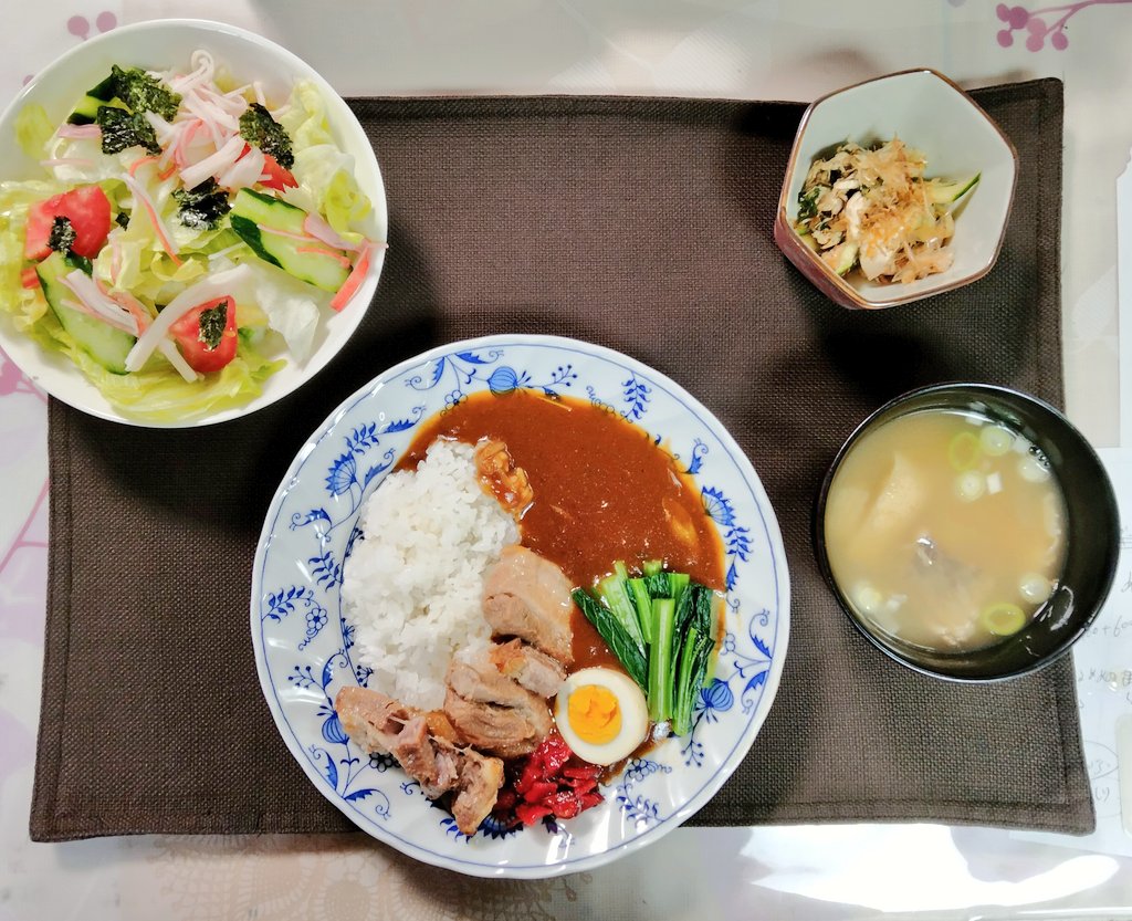 iijima73's tweet photo. 2026.06.03

お昼ご飯を作りましたよ!

角煮の和風カレー
レタスサラダ
ささみとキュウリの梅肉あえ
カスベと新玉ねぎのみそ汁

とろとろに煮込んだ角煮をトッピングした和風のカレーです！

めっちゃ食べ応えがあって
美味しかったです♪

カスベ(エイ)のみそ汁も最高でした!

ごちそうさまでした🙏 https://t.co/fO1uKYg6zF