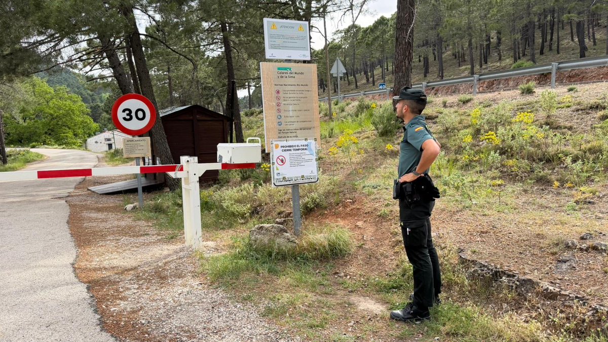 SubGobALB's tweet photo. ☕️ Buenos días 🌿🔥 Debido al inicio de alto riesgo de #IIFF en Castilla-La Mancha y a obras 🚧  está cerrado el acceso a los Chorros del Río Mundo👩‍🚒 uno de los lugares más visitados de la región 💦 

@guardiacivil_ab colabora para evitar actividades de riesgo en el medio natural https://t.co/hR06fFEB7g