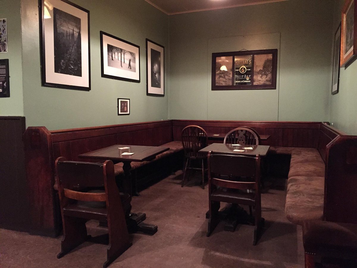 GBbooze's tweet photo. The Oxford Bar, #Edinburgh 🍻🏴󠁧󠁢󠁳󠁣󠁴󠁿
Vibrant drinking bar that is little changed since the late 19th century. Renowned as a favourite of Rebus and his creator Ian Rankin, and a haunt of many other famous and infamous characters over the years. https://t.co/FlBxwyigE7