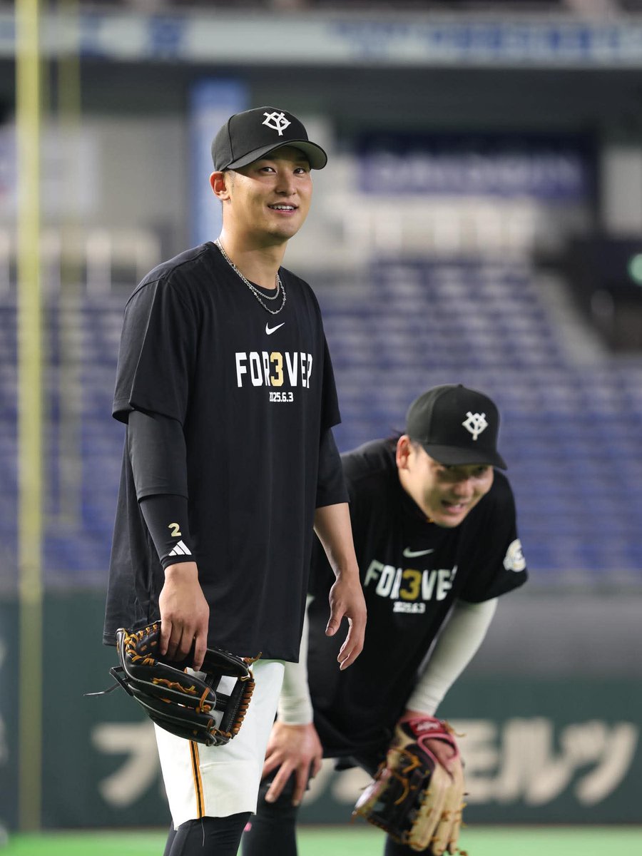 TokyoGiants's tweet photo. 【一軍】日本生命セ・パ交流戦 2026
巨人 vs オリックス
東京ドーム🏟
18時試合開始⚾

本日は、#長嶋茂雄 終身名誉監督の一周忌「FOR3VER 6.3～長嶋茂雄～」として開催します✨

試合前練習では特別デザインのTシャツをチーム全員が着用しています3⃣

GIANTS TV📺
https://t.co/4tOpaJ4FDg https://t.co/EpYaOy8DtA