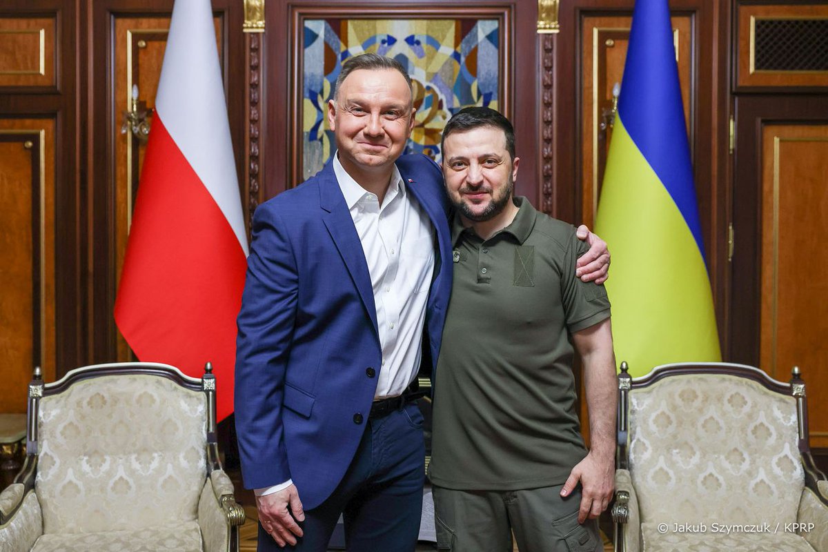 mordownik4u's tweet photo. Andrzej Duda o Zełenskim i Orderze Orła Białego:

„Wołodymyr Zełenski otrzymał Order Orła Białego w innym czasie i gdy warunki były inne. Teraz one się zmieniły i zachowanie Wołodymyra Zełenskiego także. I to wyraźnie.”

Były prezydent jasno dał do zrozumienia, że dzisiejsze postępowanie Zełenskiego nie zasługuje już na to najwyższe polskie odznaczenie państwowe.