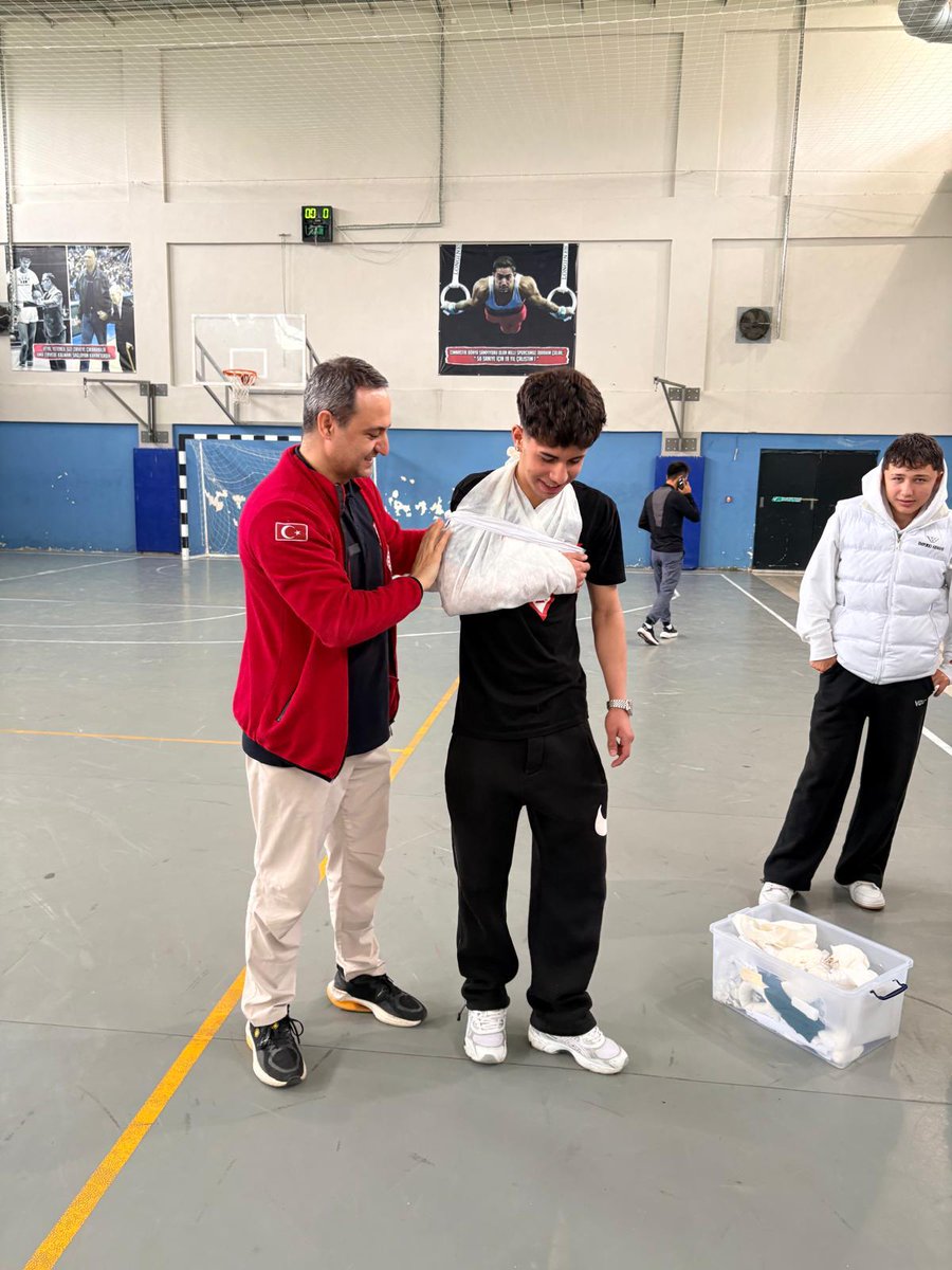 ilkyardim41's tweet photo. Gençlik ve Spor Haftası sebebiyle İlk Yardım Eğitim Merkezi egitmenlerimizce Hayrettin Gürsoy Spor Lisesi öğrencilerine "Spor Yaralanmalarında Uygulamalı İlk Yardım" eğitimi düzenlendi. 
@memkocaeli @emrullahaydin25 @ozkan_meb @cemalunal_ https://t.co/TC5KQJvOUn