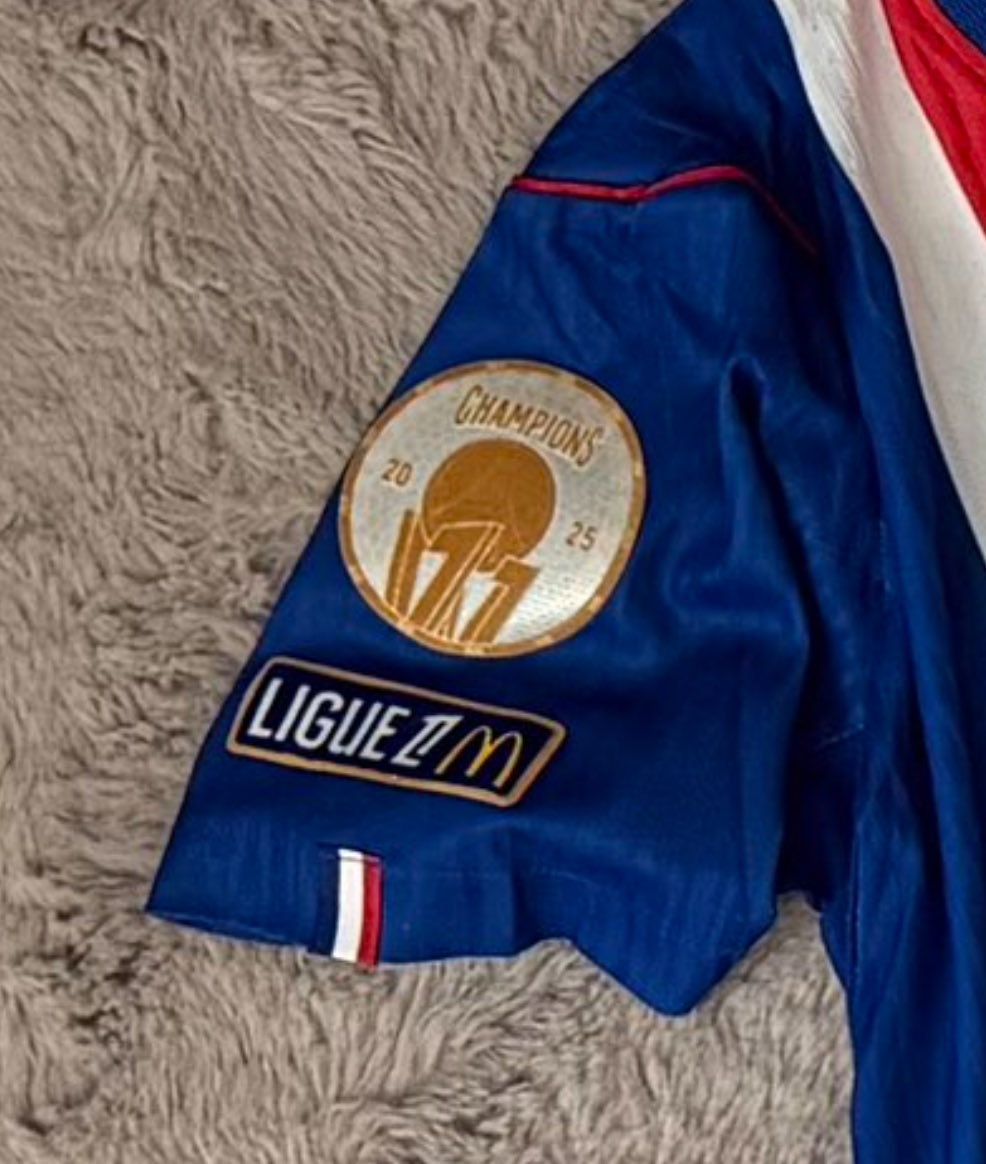 AmiralVB's tweet photo. @vyb_74 Eh beh l’ouvrier de Guangzhou devait pas être très réveillé. Le badge champion de France 2024-2025 à la place du 2025-2026… 😂 https://t.co/BeXaEjbhCC