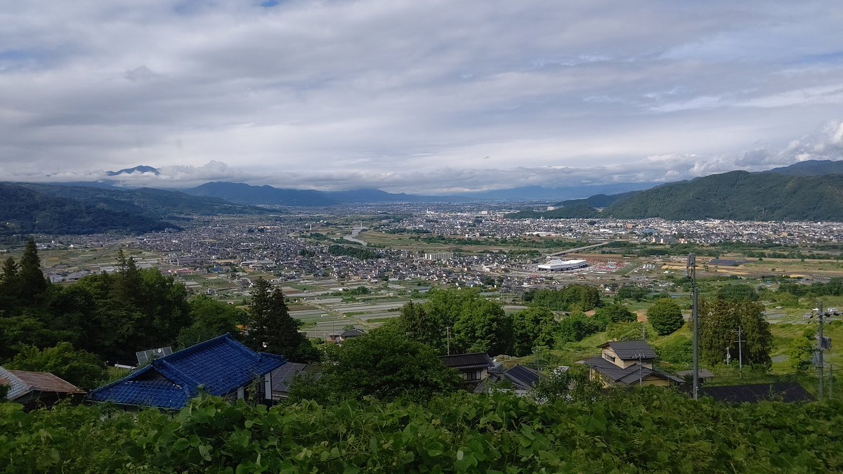 shinturu65's tweet photo. 夜勤明けは、211系で缶チューハイ。

姨捨駅から見る、台風一過の善光寺平。

久しぶりの夜勤で台風対応は堪えますね。

#211系
#姨捨駅 https://t.co/TpHk68ADHt