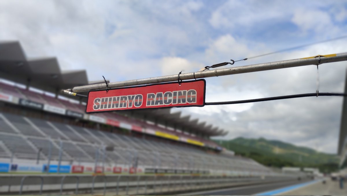 kimurafamily_r's tweet photo. 富士24H、設営すすんでます
台風の影響はスポーツ走行が無くなった位で、他はほとんど無し

九州ランエボミーティングのステッカーを7号車に貼り、皆様から頂いた寄せ書きをピットに掲示しました！

皆様からの応援を武器に今週末戦います！！

#九州ランエボミーティング
#S耐
#シンリョウレーシング https://t.co/G82FeKDUvw